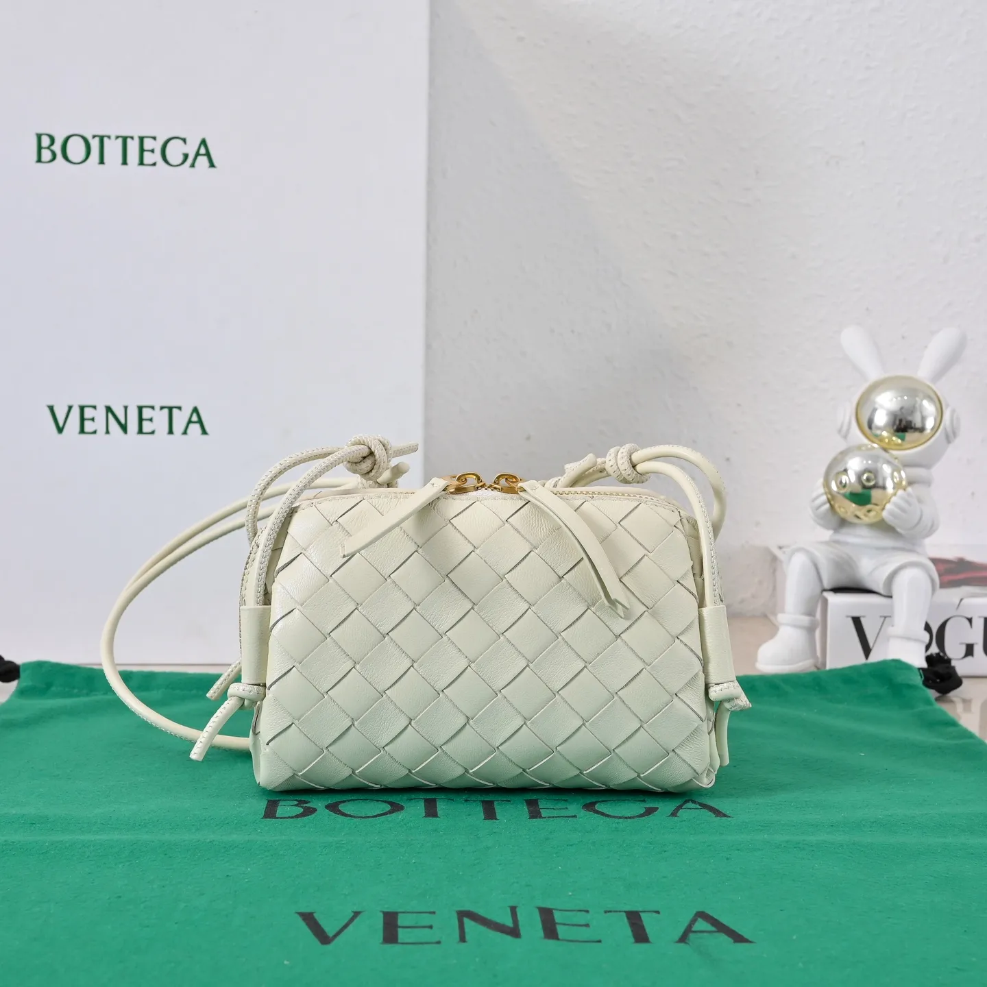 Batch 1260 #Bv The new Concert pouch is the most beautiful and practical mini bag I have ever seen 🎈 The bag body adopts the classic lntrecciato weaving process✅ It is equipped with a leather double-headed zipper, the opening is wide, easy to take and put, the shoulder strap knot can be slid to adjust the length freely, that is, 🉑️crossbody/underarm, and can be used as a clutch bag. Small body, large capacity, so practical! The key is that it is extremely versatile! Come and buy this small, exquisite, beautiful and versatile bag 👍 Model: 4258 Size: 18.5*11.5*8.5